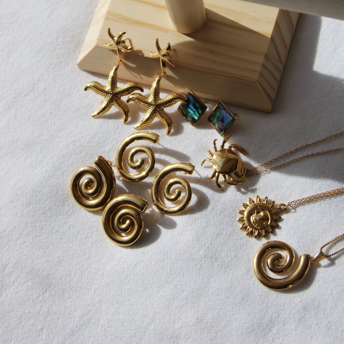 The 'Āio' Pendant + Complimentary Chain