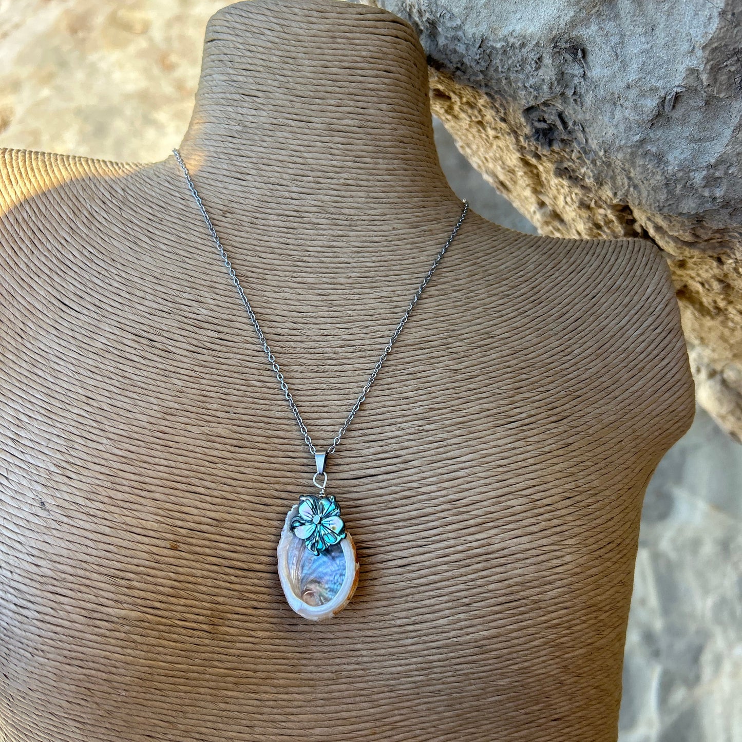 Mini Pāua & Hibiscus Necklace
(1of1)